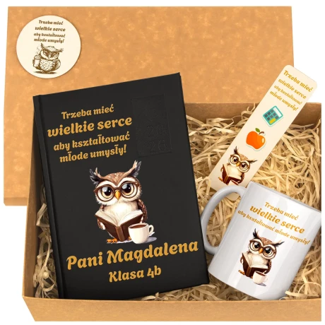 Przejdź do produktu Zestaw Prezentowy dla Nauczyciela / Wychowawcy – Kubek Zakładka Kalendarz DN_Pud2_73