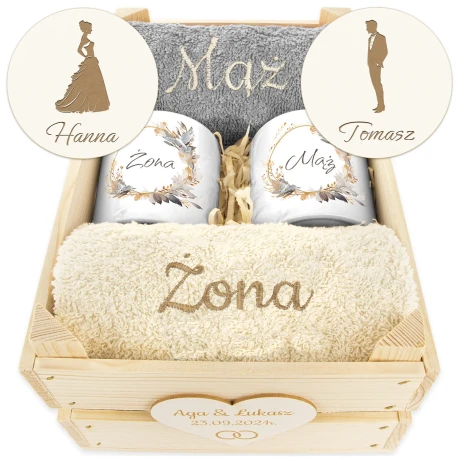 Przejdź do produktu Prezent na Ślub Mąż i Żona – Ręczniki + Kubki w Drewnianej Skrzynce | Idealny na Ślub, Rocznicę, Jubileusz 2MZ1KolDr1