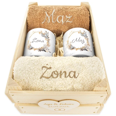 Przejdź do produktu Prezent na Ślub Mąż i Żona – Ręczniki + Kubki w Drewnianej Skrzynce | Idealny na Ślub, Rocznicę, Jubileusz MZ1KolKrtDr1