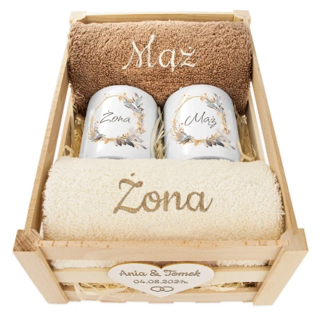 Przejdź do produktu Prezent na Ślub Mąż i Żona – Ręczniki + Kubki w Drewnianej Skrzynce | Idealny na Ślub, Rocznicę, Jubileusz MZ1KolKrtDr2