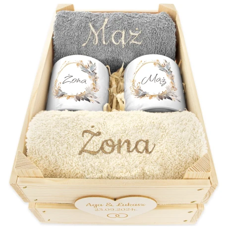 Przejdź do produktu Prezent na Ślub Mąż i Żona – Ręczniki + Kubki w Drewnianej Skrzynce | Idealny na Ślub, Rocznicę, Jubileusz 2MZ1KolKrtDr1