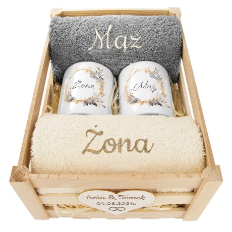 Przejdź do produktu Prezent na Ślub Mąż i Żona – Ręczniki + Kubki w Drewnianej Skrzynce | Idealny na Ślub, Rocznicę, Jubileusz 2MZ1KolKrtDr2