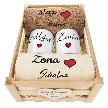 Przejdź do produktu Prezent na Ślub Mąż i Żona – Ręczniki + Kubki w Drewnianej Skrzynce | Idealny na Ślub, Rocznicę, Jubileusz MZ4KolKrtDr2